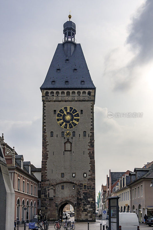 这座位于德国施佩尔(Speyer)的老城门建于1230年至1250年之间，是在之前一座塔的废墟上建造的。在随后的几个世纪中，包括1511年，它成为了一扇外门，连接着旧城和圣吉尔根沃(St. Gilgenvo)的郊区